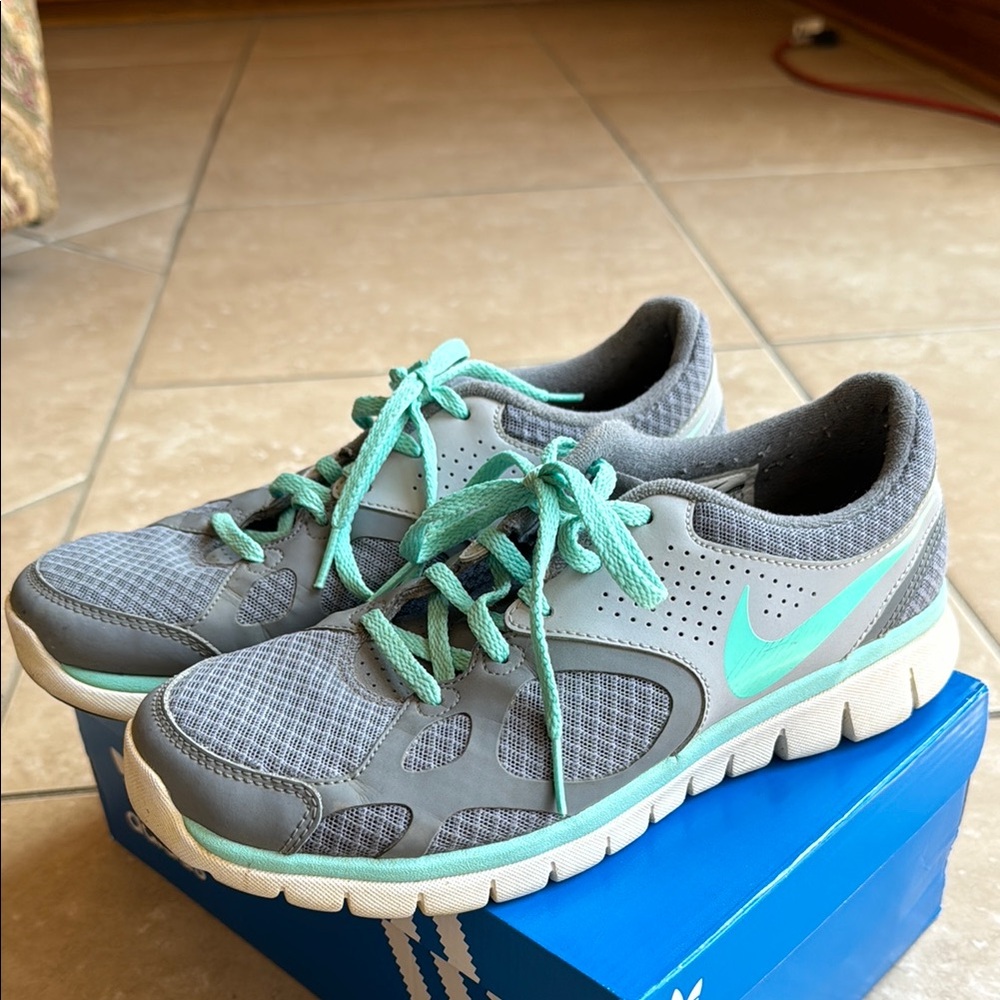 Nike Flex Women's Gray and Teal Athletic Shoe - lightly worn in good condition!